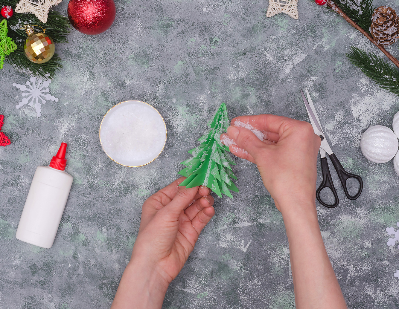 2.12.2020 Έχεις χαρτί; Φτιάξε ένα origami Christmas Tree!